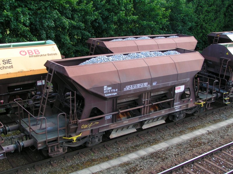 Schotterwagen_80819720778-6 steht vollbeladen mit weiteren Wagen fr die Baustelle in Gurten bereit; 090608