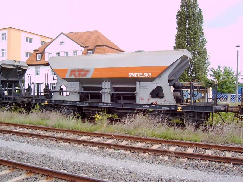 Schotterwagenganzzug mit mehreren Wagen aus Rum�nien abgestellt in Erfurt Nord 