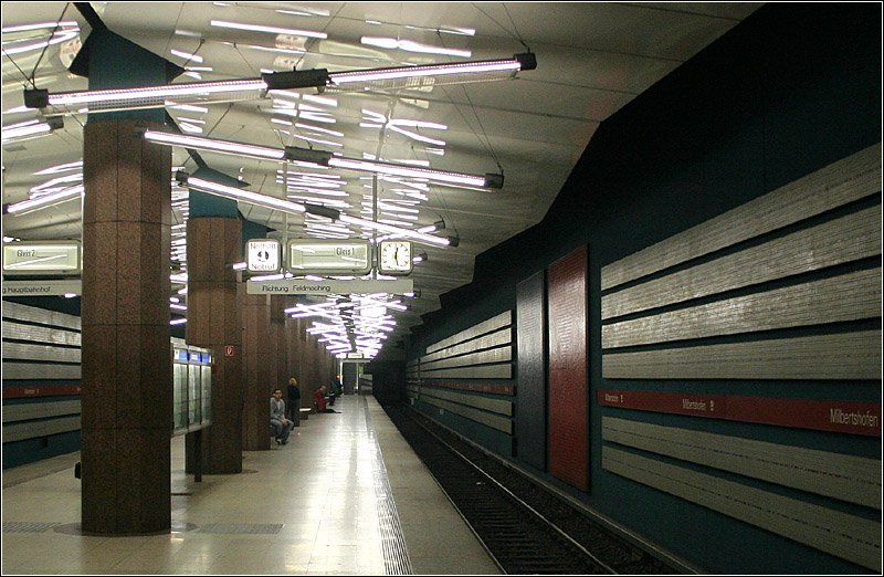 Schräge Leuchtröhren - 

Milbertshofen U2-Nord. Der erste Abschnitt der U2-Nord ging am 20.11.1993 in Betrieb. Der hier gezeigte U-Bahnhof fällt durch seine eigenartige Anordung der Beleuchtung auf. 

03.04.2007 (M)