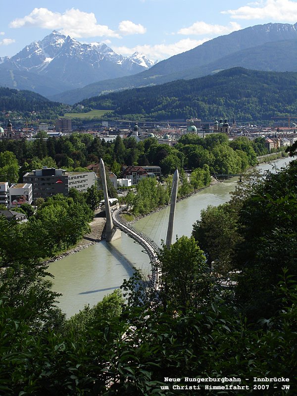 Schrgseilbrcke der Neuen Hungerburgbahn ber den Inn - man nhert sich mit Schritten bedeutender Gre der Vollendung des Werkes... im Hintergrunde die Serles. Um Christi Himmelfahrt 2007 kHds