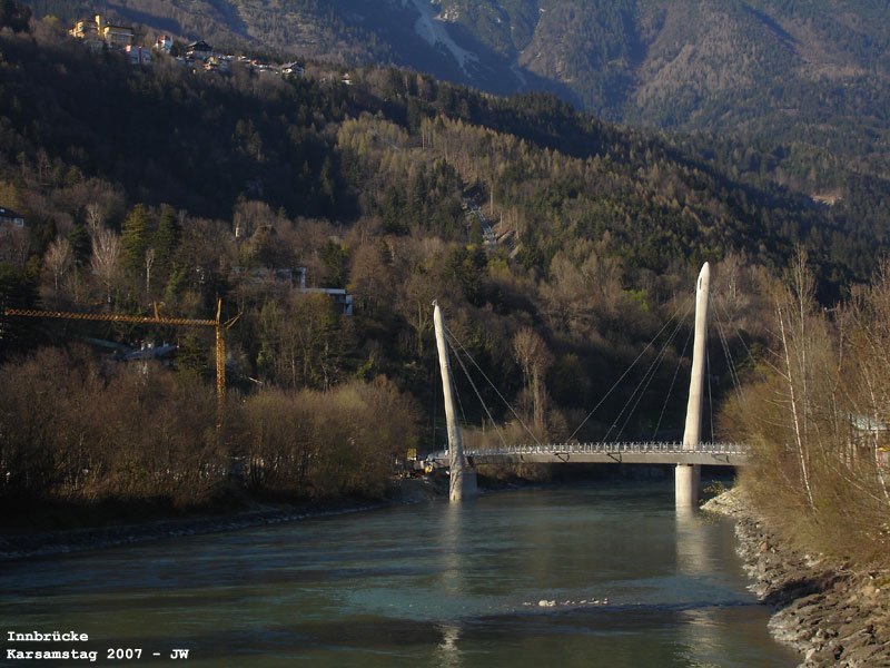 Schrgseilbrcke der Neuen Hungerburgbahn - weiter oben im Hang, wo ein kurzes Stck der Strecke sichtbar wird, liegen schon die Schienen... lang wird es nicht mehr dauern. Karfreitag 2007 kHds