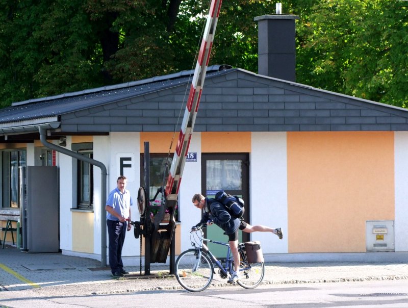 Schranke auf, und los geht´s; Haltestelle BAD-RIED; 080810