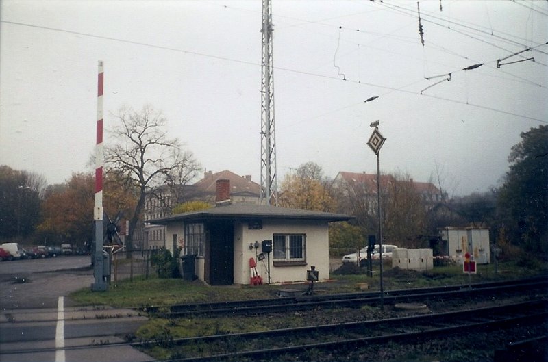 Schrankenposten im Dezember 2005 in Greifswald an der Ausfahrt Richtung Stralsund.Inzwischen gibt es diesen Schrankenposten nicht mehr nachdem eine Unterfhrung gebaut wurden ist.