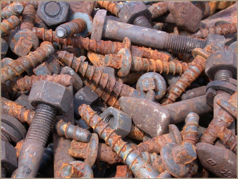 Schrauben und Muttern, alles wird rostig bei Lagerung im Freien, hier vor dem alten Depot der RHB in Heiden. (13.08.2007)
