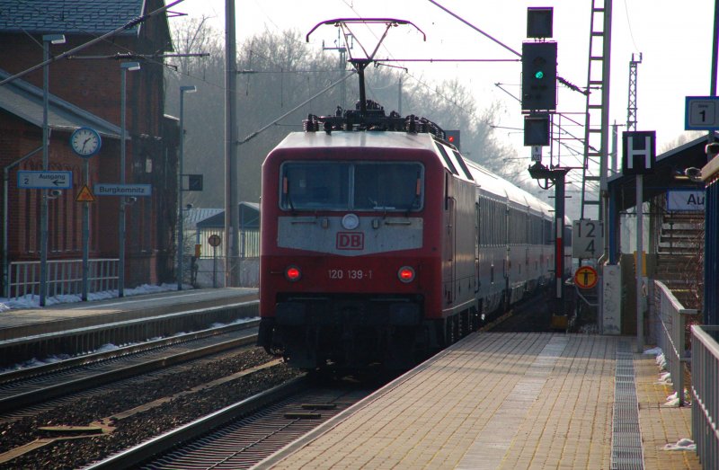 Schublok des IC nach Leipzig war am 25.01.09 die orientrote 120 139. Fotografiert in Burgkemnitz.