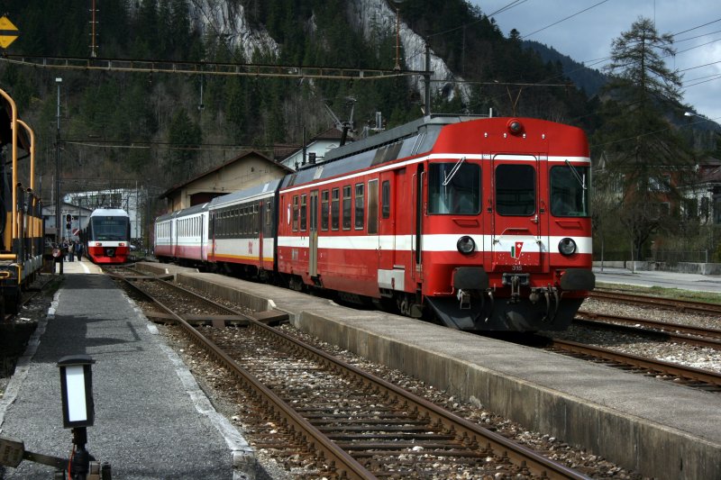 Schlerzge im Bahnhof Fleurier: Links Hinten Nina RABe 537 321 als R116 nach Buttes und vorne RBDe 567 315 als R4817 nach Noiraigue. 