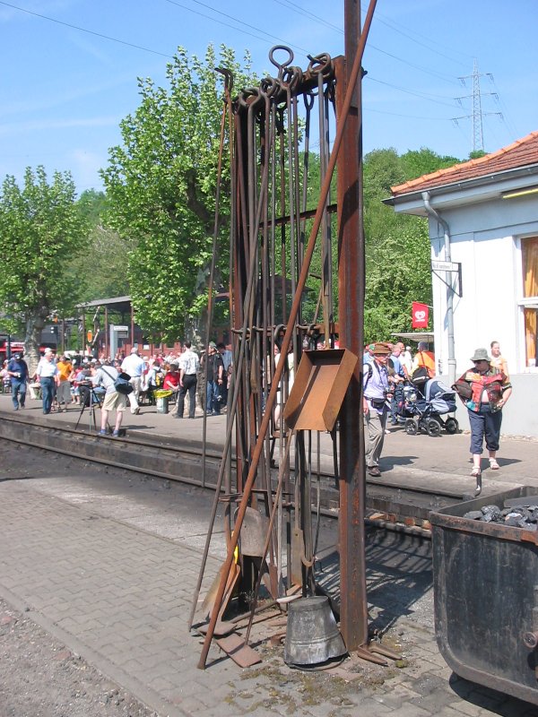 Schrhakengestell mit diversen Werkzeugen zur Entschlackung von Dampflokomotiven am 28.04.2007 in Museum Bw Bochum-Dahlhausen.