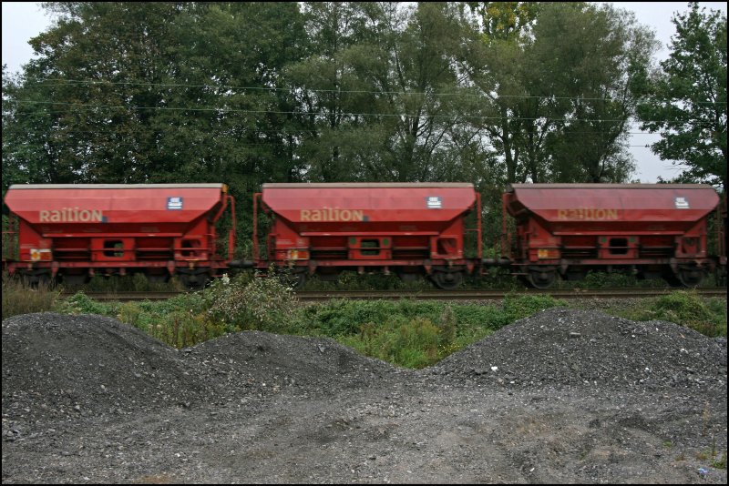 Sch�ttgutwagen eingereiht in einen G�terzug Richtung Hagen. (10.10.07)