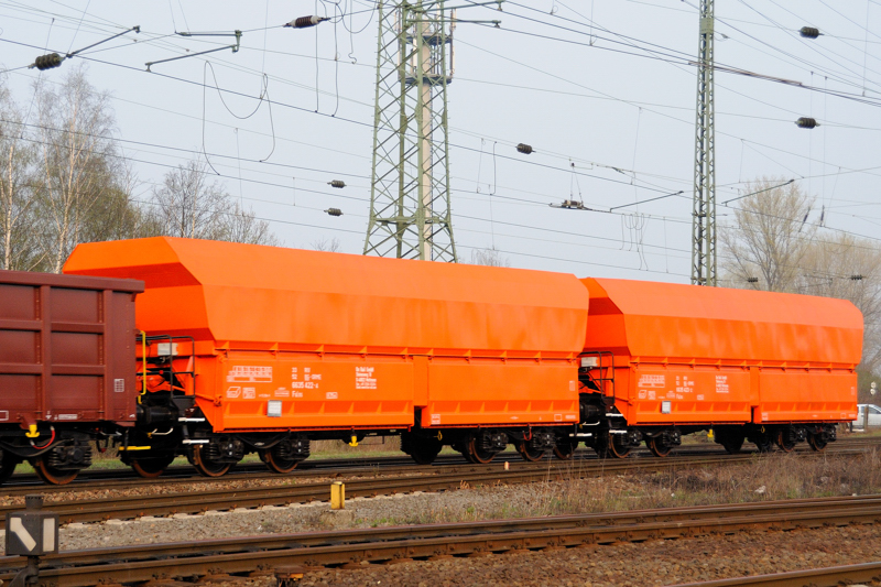 Schttgutwagen fr Sdfrchte? In knalligem Orange prsentieren sich diese beiden Falns. (Gremberg-Nordausfahrt, April 2009).
