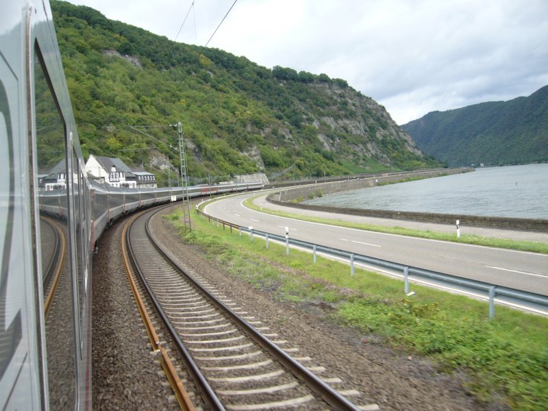 Schuss aus dem fahrenden EC 101 Rtg. Chur aus dem ersten Wagen (Raucherwagen, aber im NIchtraucherabteil) erstes Fenster, direkt hinter der 101 am 24.7.07.
Fr mich seltsam, laut Wagenstandanzeiger sollte inten noch ne Lok schieben, wie man sieht, sieht man aber nichts.
Foto entstand kurz vor der Loreley.