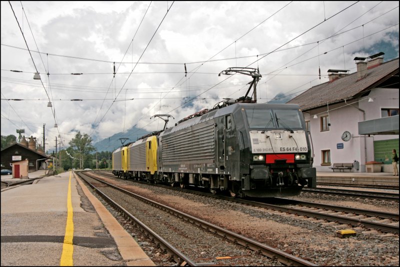 Schwarz-Gelb-Silber: E189 910RT (ES64F4-010RT) trgt schon den neuen Lack von MRCE Dispolok (Mitsui Rail Capital Europe) und schleppt zwei gelbe ES64F4, ES64F4 918RT am Zugschluss, durch das Inntal in Richtung Kufstein. (08.07.2008)
