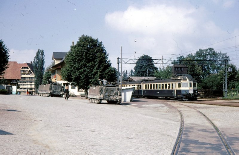 Schwarzenburg, 25.August 1970: der Bern-Neuchtel-Bahn (BN) -Triebwagen ABDZe4/6 736 wartet, umgeben von Schtzenpanzern, auf die Abfahrt. 