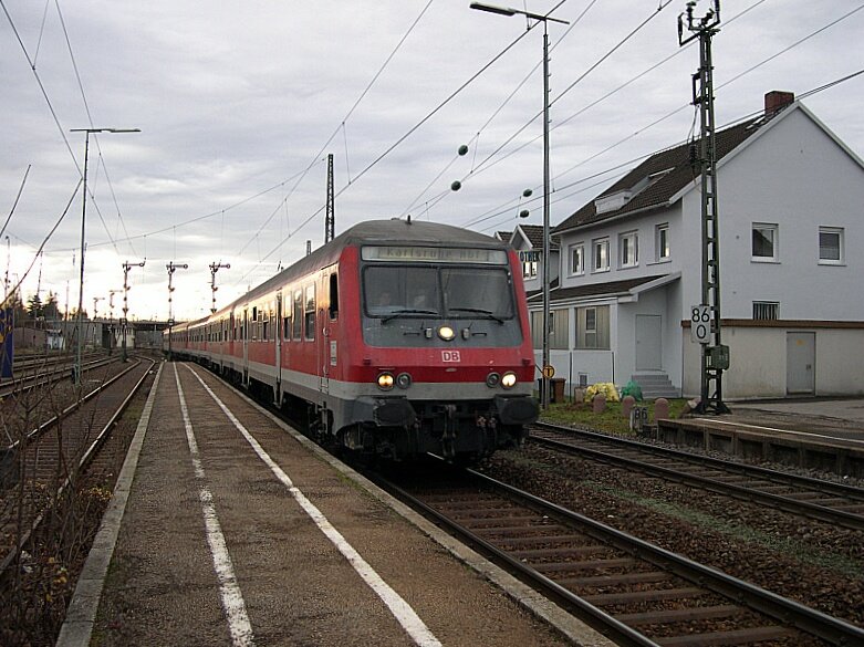 Schwarzwald 2006 - Am 25.11.2006 fuhren noch Silberling-Wendezge als (I)RE auf der Schwarzwaldbahn. Hier erreicht RE 4706 soeben Villingen im Schwarzwald. 
