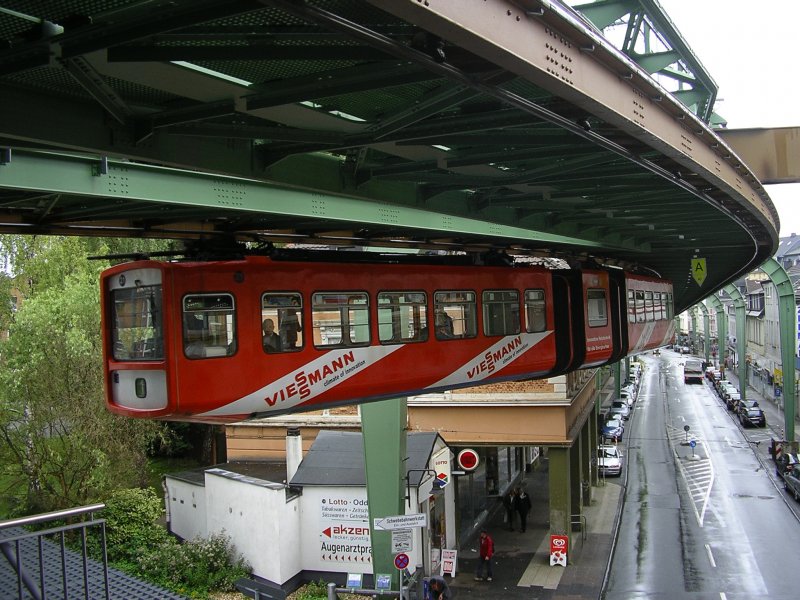 Schwebebahn Nr.1 von Wuppertal Oberbarmen erreicht Zielbahnhof
Vohwinkel.(10.08.2008) 