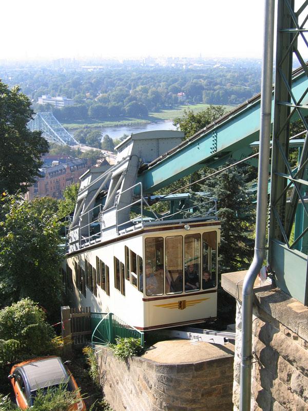 Schwebebahnwagen kurz vor Einfahrt in die Bergstation Dresden-Oberloschwitz, 25.09.2005
