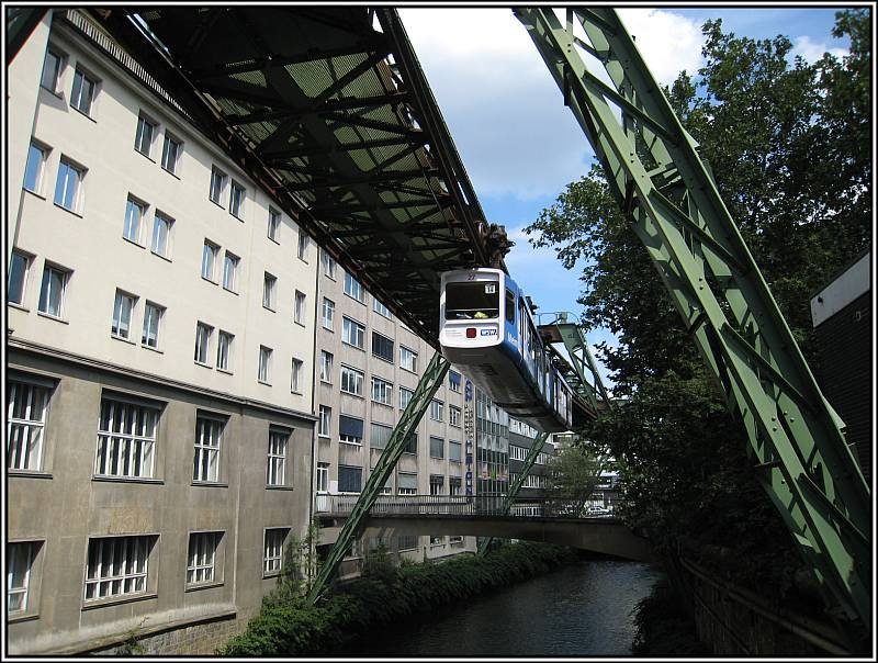 Schweben ber der Wupper - ein sehr beeindruckendes Verkehrssystem. Die Aufnahme entstand am 16.08.2008 nahe der Haltestelle Hauptbahnhof.