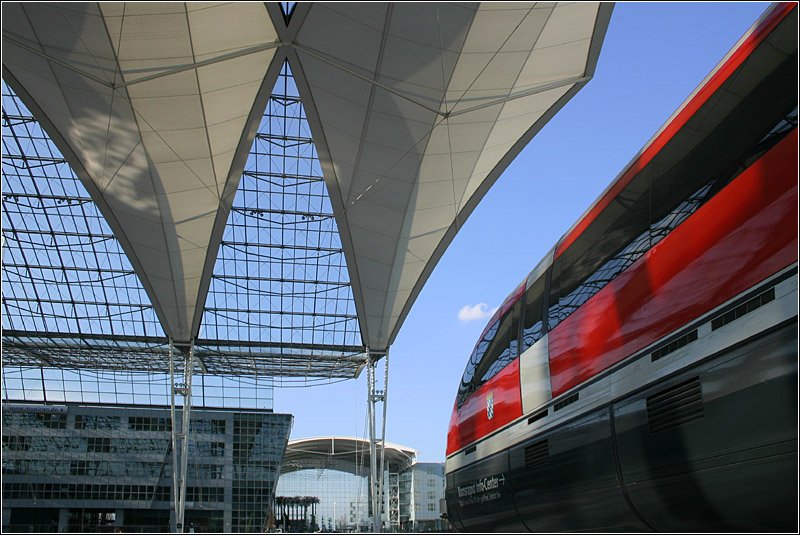 Schweben zum Fliegen - 

Bis 2011 soll zwischen dem Münchener Hauptbahnhof und dem Flughafen im Erdinger Moos eine Transrapid-Strecke gebaut werden. Die Magenetschwebebahn soll auf dieser über 37 km langen Strecke, die teils im Tunnel, ebenerdig und auf Stelzen verlaufen soll, bis zu 350 km/h erreichen.
Die beiden (End-)Stationen werden unterirdisch liegen. Die Aufnahme zeigt das als Info-Zentrum genutzte Modell im Flughafen. 

Mittlerweile sind die Planungen Geschichte.

02.04.2007 (M)