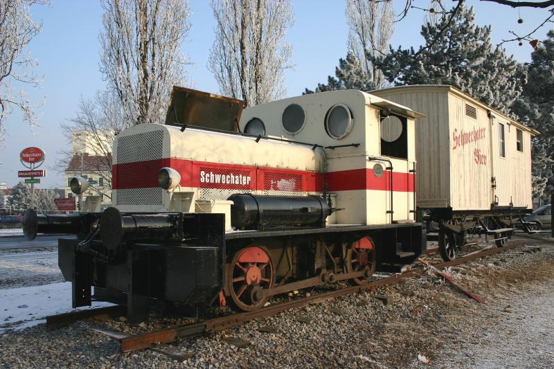 Schwechater Bier Zug auf dem Denkmalsockel vor der Brauerei in Schwechat. (3.2.2006)