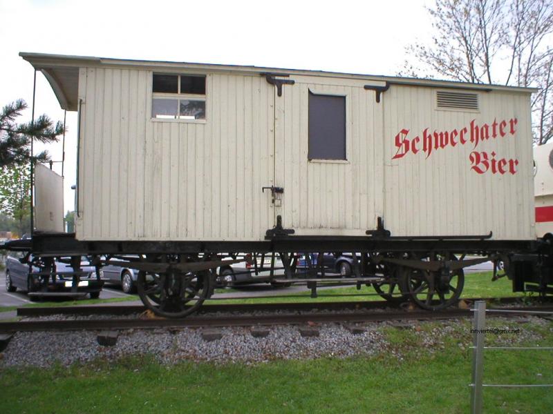  SCHWECHATER-Bierwaggon  aufgestellt vor Brauerei Schwechat (2005-04-26)