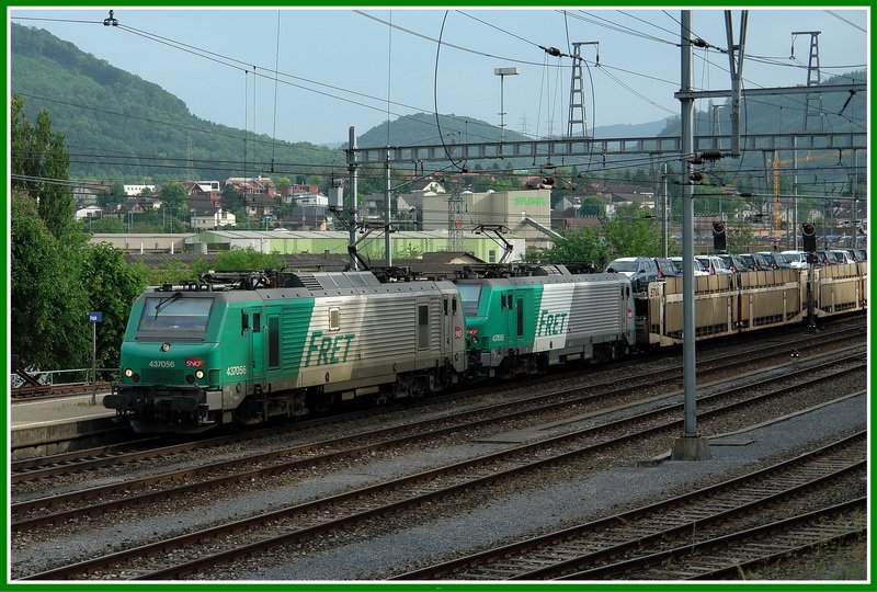 Schweiz - Aargau -Bhf. Frick. SNCF 437056 und 437050 ziehen einen Autozug mit Neuwagen in Richtung Basel am 29.5.2008. Schon seltsam, jeden Tag fahren die einen Neuwagen Richtung Zrich und die anderen Neuen in die entgegengesetzte Richtung. Nur, wer kauft die vielen Autos eigentlich ? 