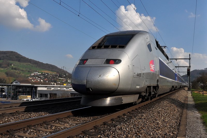 Schweiz - Bei Frick AG. Das Ende des TGV 4410/4415 ist da und in 20 Sekunden war er an mir vorbei. Gut, dass die Kamera auf Serienbild stand, nicht so gut war die falsche Einstellung auf Programmautomatik, aber 1/640 s haben zum Glck noch ausgereicht. 06.04.2009
