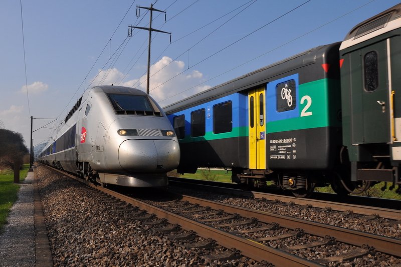 Schweiz - Bei Frick AG. Ein seltenes Bild des TGV 4410/4415 mit dem parallel fahrenden InterRegio um 16:42 Uhr am 6. April 2009. Beide haben als Endziel Zrich, aber der TGV saust ohne Halt zum Zrcher Hauptbahnhof und wird der Sieger der   Wettfahrt   werden. 