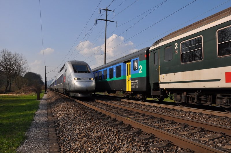 Schweiz - Bei Frick AG. Nun ist der TGV 4410/4415 am letzten Wagen des InterRegio dran und dessen Fahrgste werden wohl einen kleinen Schreck bekommen, aber sicher auch staunen, was da nebenan vorbei braust. 06.04.2009