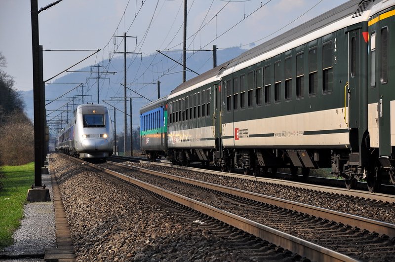 Schweiz - Bei Frick AG. Mit dem leichten Tele kann man sehen, dass der TGV 4410/4415 schon am Ende des InterRegio dran ist. Da er auf dem  falschen  Gleis fhrt, mssen alle Signale und Weichen richtig gestellt sein. 06.04.2009