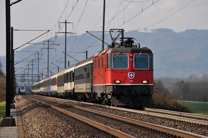 Schweiz - Bei Frick AG. Das erlebt man nicht alle Tage ! Ein InterRegio mit Re 4/4 11159 nach Zrich wird gleich von einem TGV auf dem Gegengleis berholt, der im Normalfall sonst ber Olten und Aarau von Basel nach Zrich fhrt. 06.04.2009 