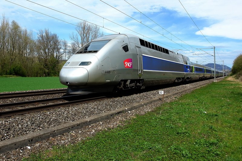 Schweiz - Zwischen Aarau und Olten. 10 Sek. Zeit um Weitwinkel, Entfernung und Bildausschnitt neu festzulegen. Wie man sieht, hat es geklappt und der TGV 4405 mit 4411 ist im Kasten, besser gesagt auf dem Speicherchip. 20.4.2008