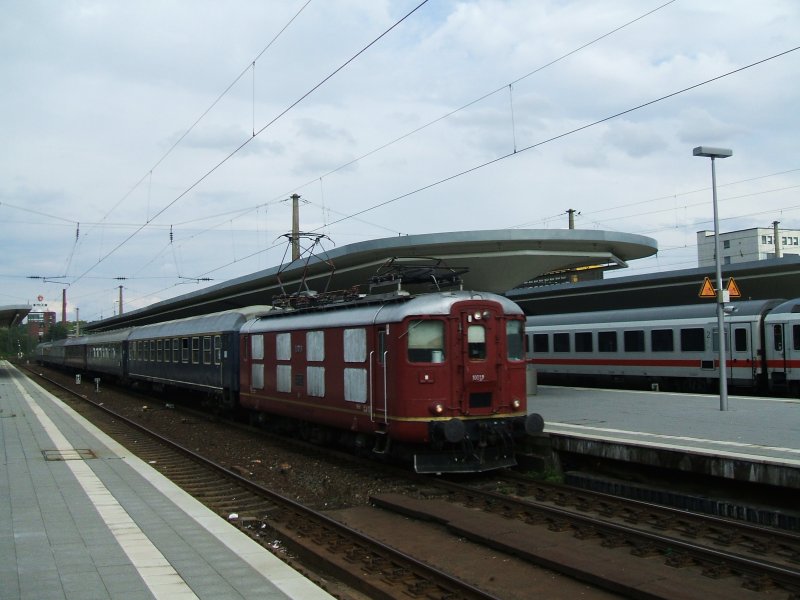 Schweizer E-Lok Re 4/4 I 10019 vor Sonderzug D 85913
 FUN EX von Eurostrand Fintel  beim Halt in Bochum Hbf.(19.08.2007)