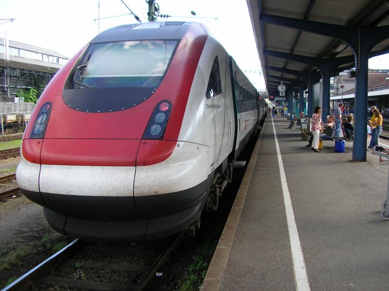 Schweizer InterCity-Neigezug  Charles Ferdinand Ramuz  im Bahnhof Konstanz. Gleich wird er seine Reise nach Biel ans andere Ende des Gebirgslandes antreten. (August 2005)