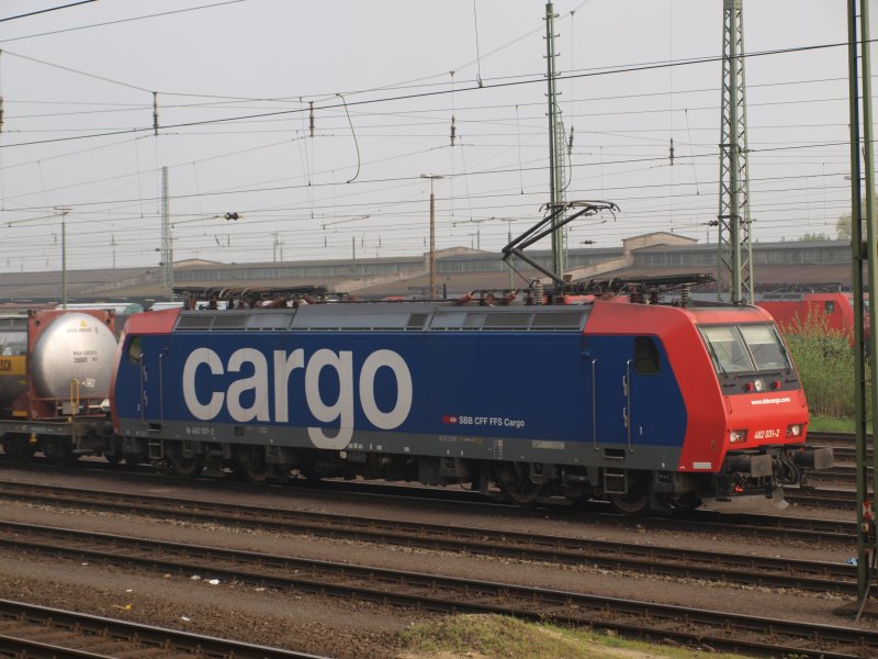 Schweizer Schnheit der SBB Cargo 482 031-2 steht mit einem Containerzug am Aachener Westbahnhof