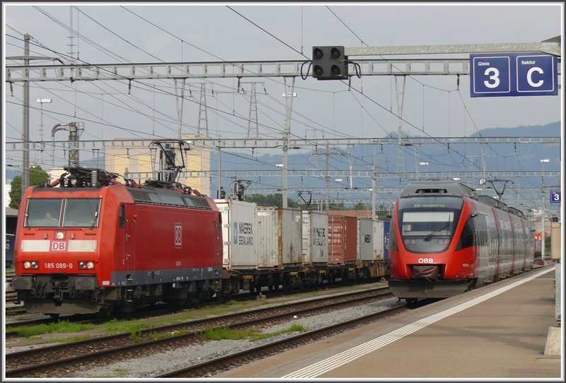 Schweizerischer Bahnhof St.Margrethen fest in auslndischer Hand. 185 089-0 mit einem langen Containerzug wartet auf die Weiterfahrt nach Rorschach und 4024 028-5 fhrt nach Lindau Hbf aus. (24.06.2008)