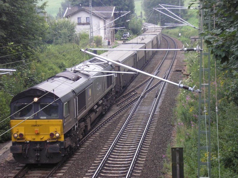 Schwer an ihrer Last ziehende Class 66 der MRCE kurz vor dem Gemmenicher Tunnel auf deutscher Seite