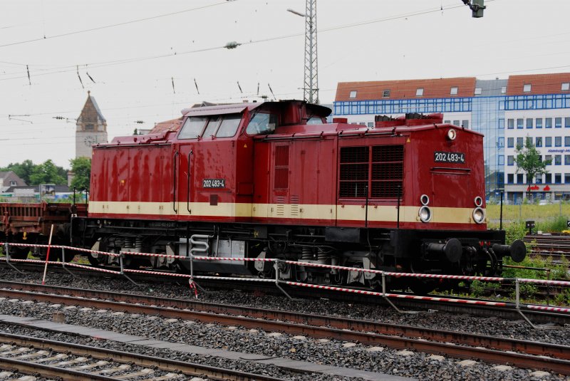 Schwer bei der Arbeit: 202 483-4 kommt aus �stlicher Richtung in den HBf Bielefeld eingefahren. Nach kurzen Zwischenhalt geht es ein paar Kilometer weiter nach Bielefeld-Brackwede um den leeren Schotterzug gegen einen gef�llten zu tauschen. An der �stlichen Ausfahrt des HBf Bielefeld wurde f�r einige Tage des Gleisbett am Durchfahrtgleis der G�terz�ge erneuert. Mittlerweile ist der ganze Bautrupp weitergezogen ins ca. 20km entfernte G�tersloh; hier wird an einigen Weichen getarbeitet.