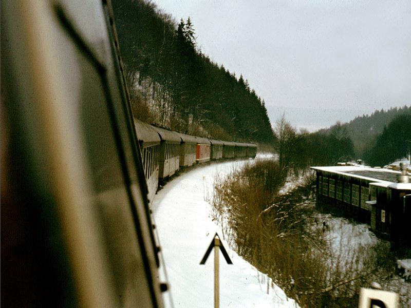 Schwer zu arbeiten, hatten unsere 2x218 mit dem Wintersport-Sonderzug nach Winterberg. Aufn.1975