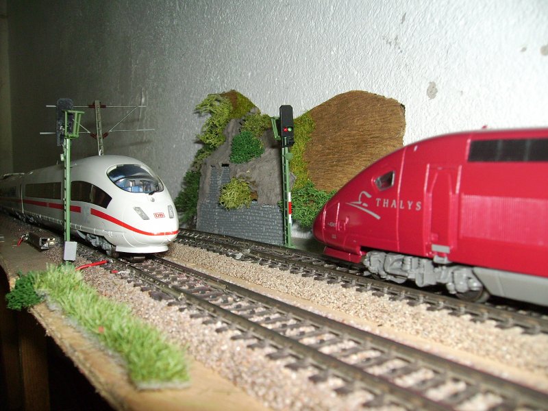 Schwer zu sagen welcher schner ist...ICE 3 406 008 begegnet Thalys 4341 am Blocksignal.
