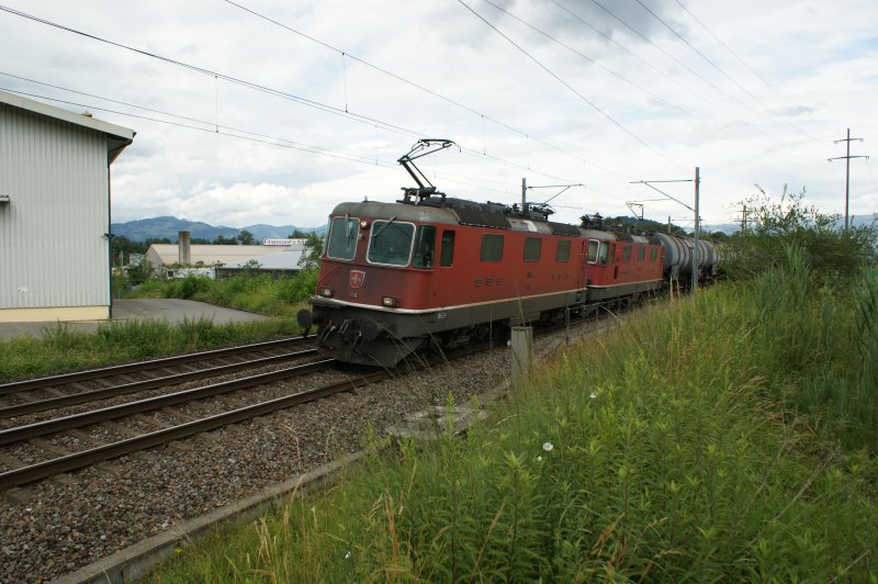 Schwerarbeit leisten diese beiden Re 4/4 am 07.07.2009 kurz vor dem Lachener Bahnhof.