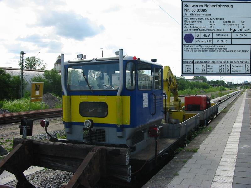 Schweres Nebenfahrzeug der Firma SRS stand in Heidelberg Hbf, Obenrechts die Daten.