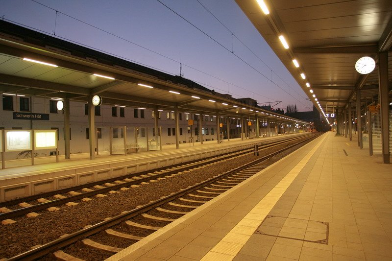 Schwerin Hbf. Blick vom Bahnsteig 3 nach Bahnsteig 2. Gleich wird die Sonne auf gehen. 30.12.2008