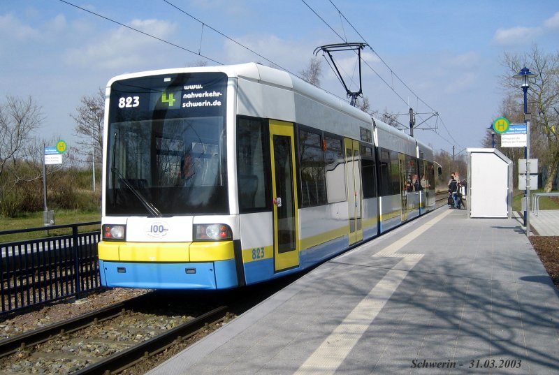 Schwerin - Neu Pampow -
TW 823 auf der Linie 4,
jetzt Richtung Platz der Freiheit.
  Nachschuss  am 31.03.2009