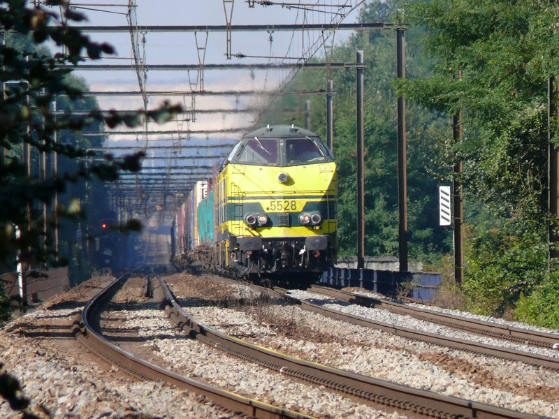 Schwerstarbeit für die SNCB-Loks 5528 und 5503 mit einem langen Güterzug am Haken in der langen Steigung hinter dem Bahnhof Visé auf der Montzen-Linie in Richtung Aachen-West. Aufgenommen am 27/09/2008 in Berneau.