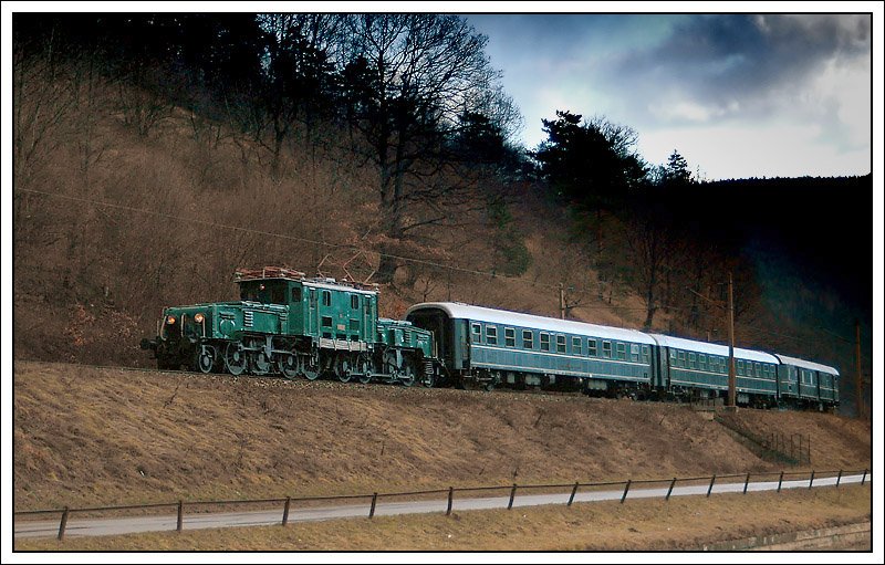 Schwerste Fotobedingungen fand ich gestern am 18.1.2008 in Schlglmhl vor, und ich htte mir am Vorschabild nach dem Abdrcken nicht gedacht, dass ich mit Photoshop doch noch eine brauchbare Aufnahme von 1100.102 mit ihrem Lpz 17067 von Wien nach Semmering zusammen bringe.