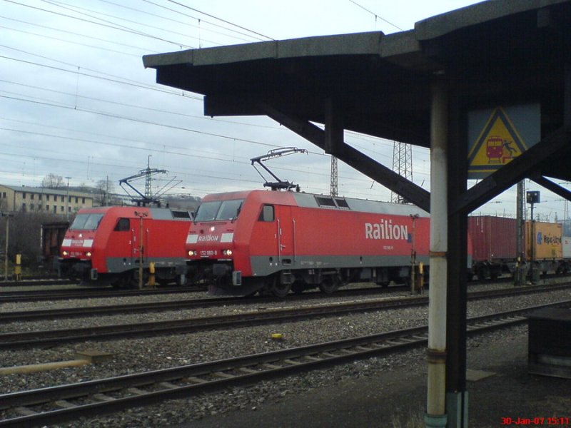 Schwesterloks derselben Firma: 2 152er von Railion stehen abfahrbereit auf dem alten Gterbahnhof Wrzburg-Zell und warten auf ihre Ausfahrt Richtung Gemnden(Main).