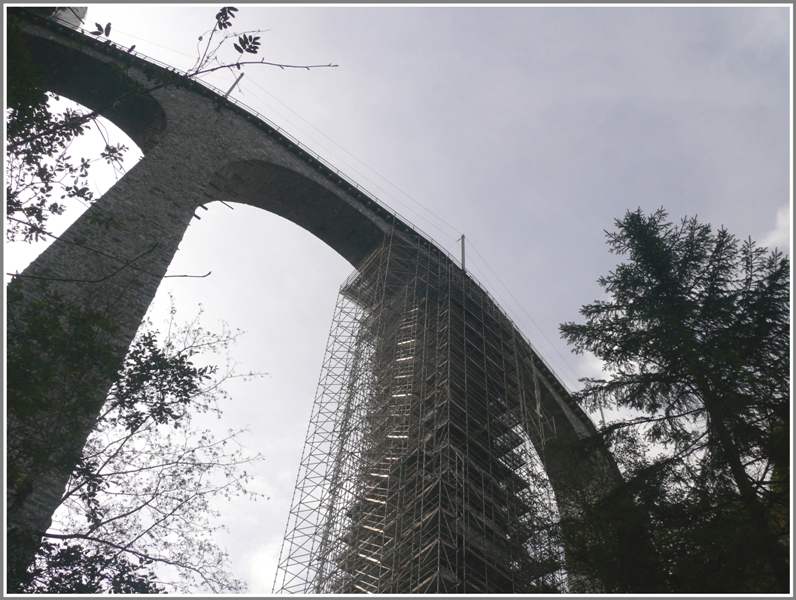 Schwindelerregender Bauplatz hoch ber den Baumwipfeln am Landwasserviadukt. (24.10.2009)