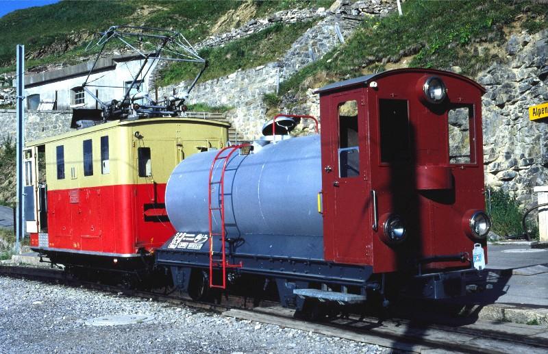 Schynige-Platte Bahn lok He 2/2 nummer 11 aus die jahr 1913 mit die kesselwagen OC 81 fr trinkwassertransporte.