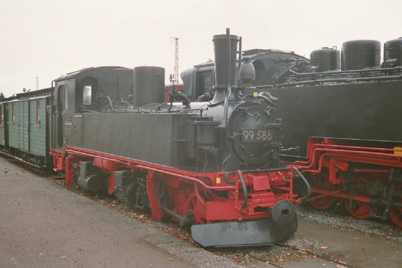 SDG / DR - Dampflok 99 586 im Bahnhofsareal von Radebeul im Nov.2004