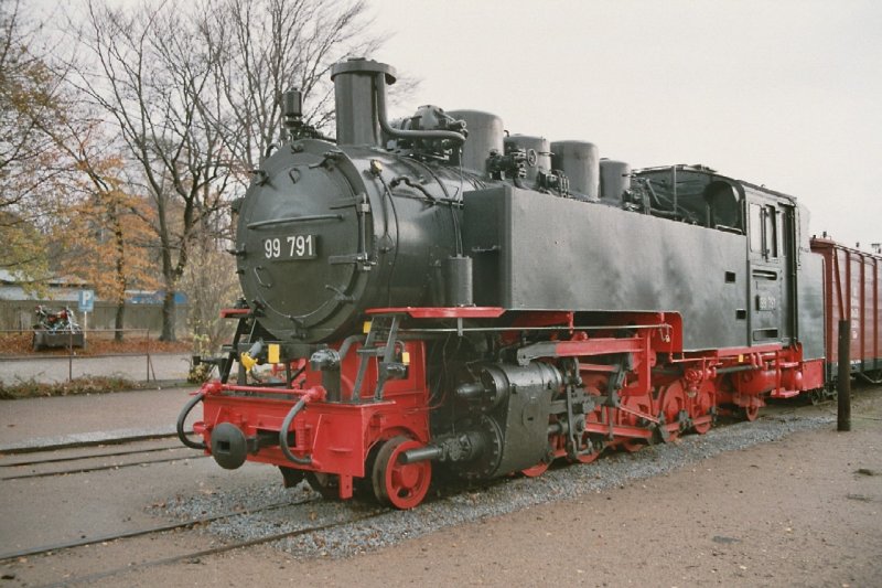 SDG / DR - Dampflok 99 791 im Bahnhofsareal von Radebeul im Nov.2004