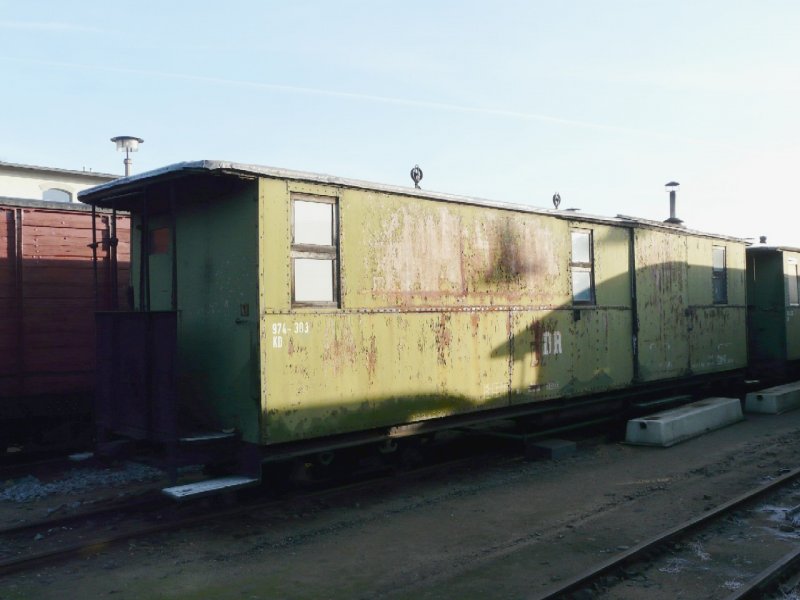 SDG / DR - Gepckwagen 974-303 im Bahnhofsareal von Radebeul am 09.12.2008